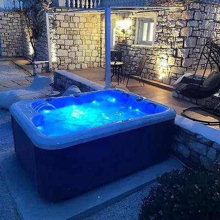 Holiday home Irini's House With Jacuzzi